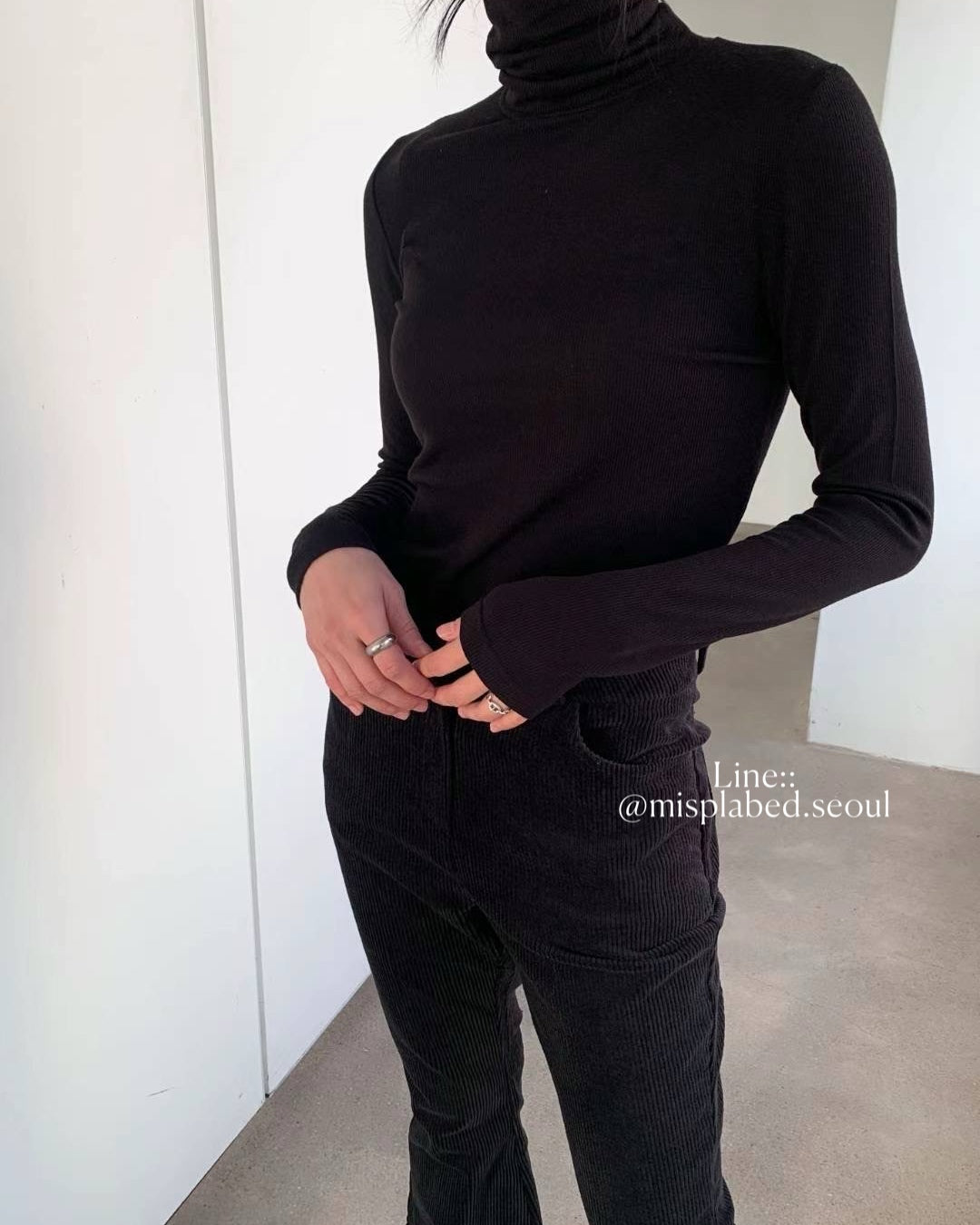 ribbed turtleneck long sleeve tee