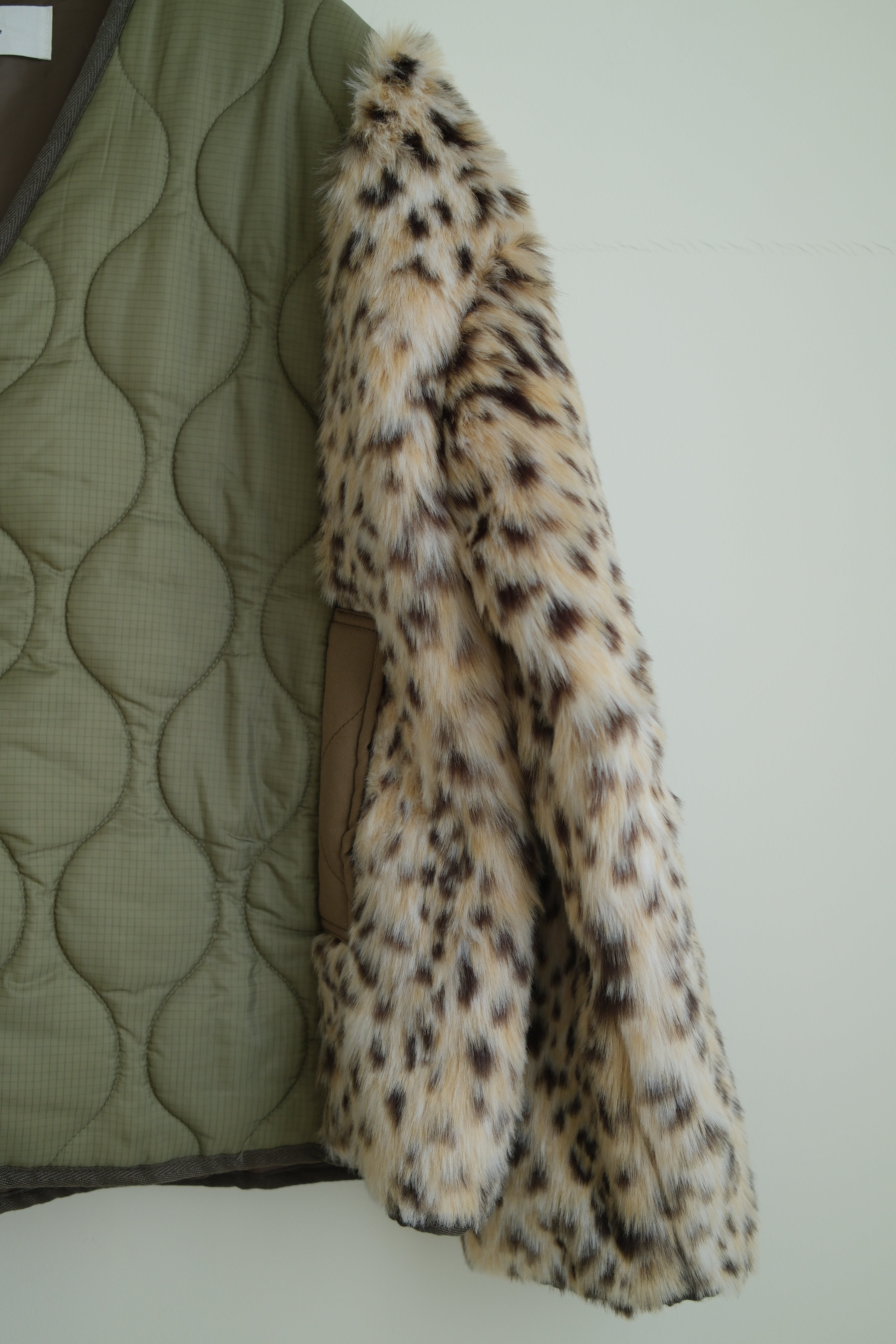 Leopard faux fur sleeve quilted jacket