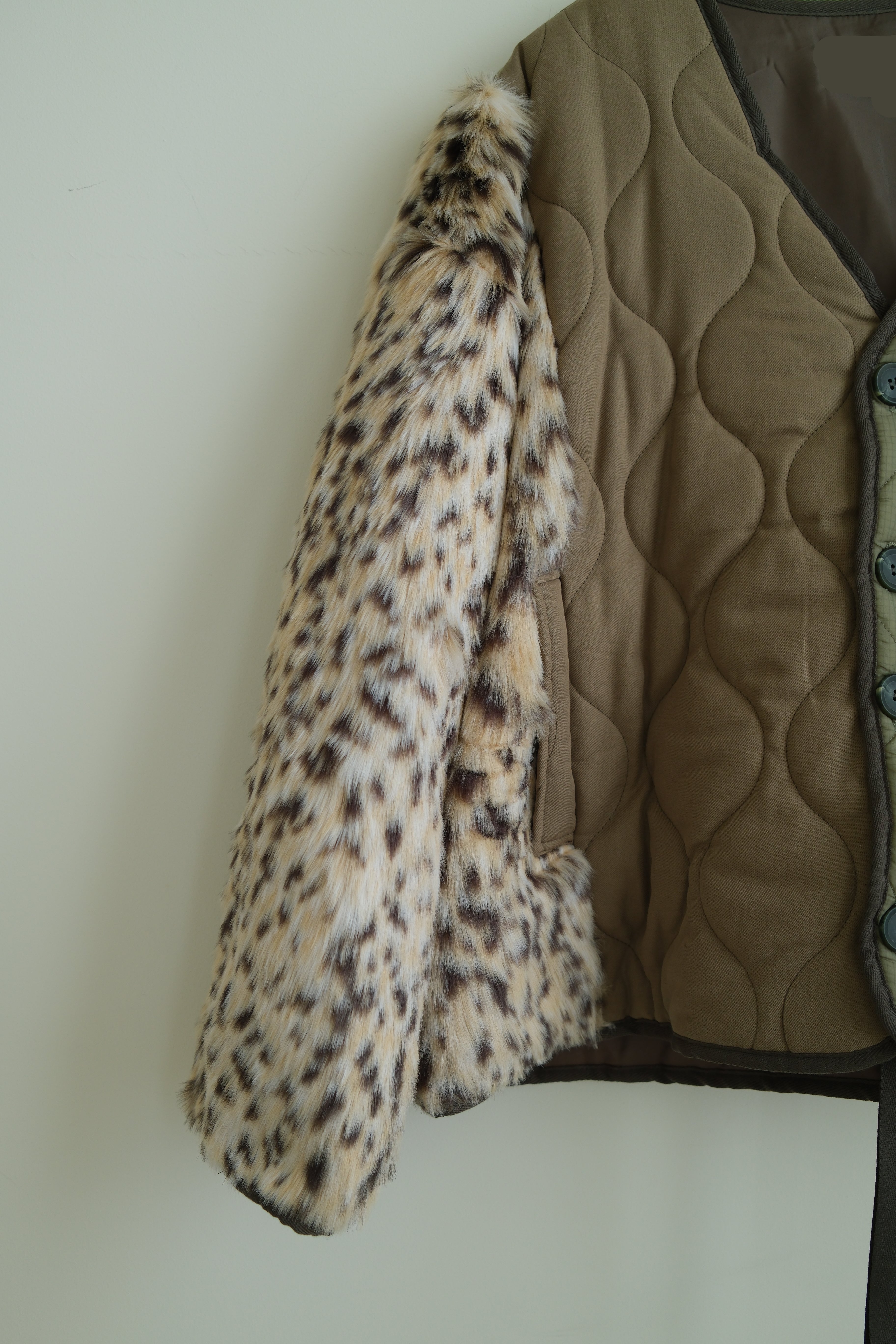 Leopard faux fur sleeve quilted jacket