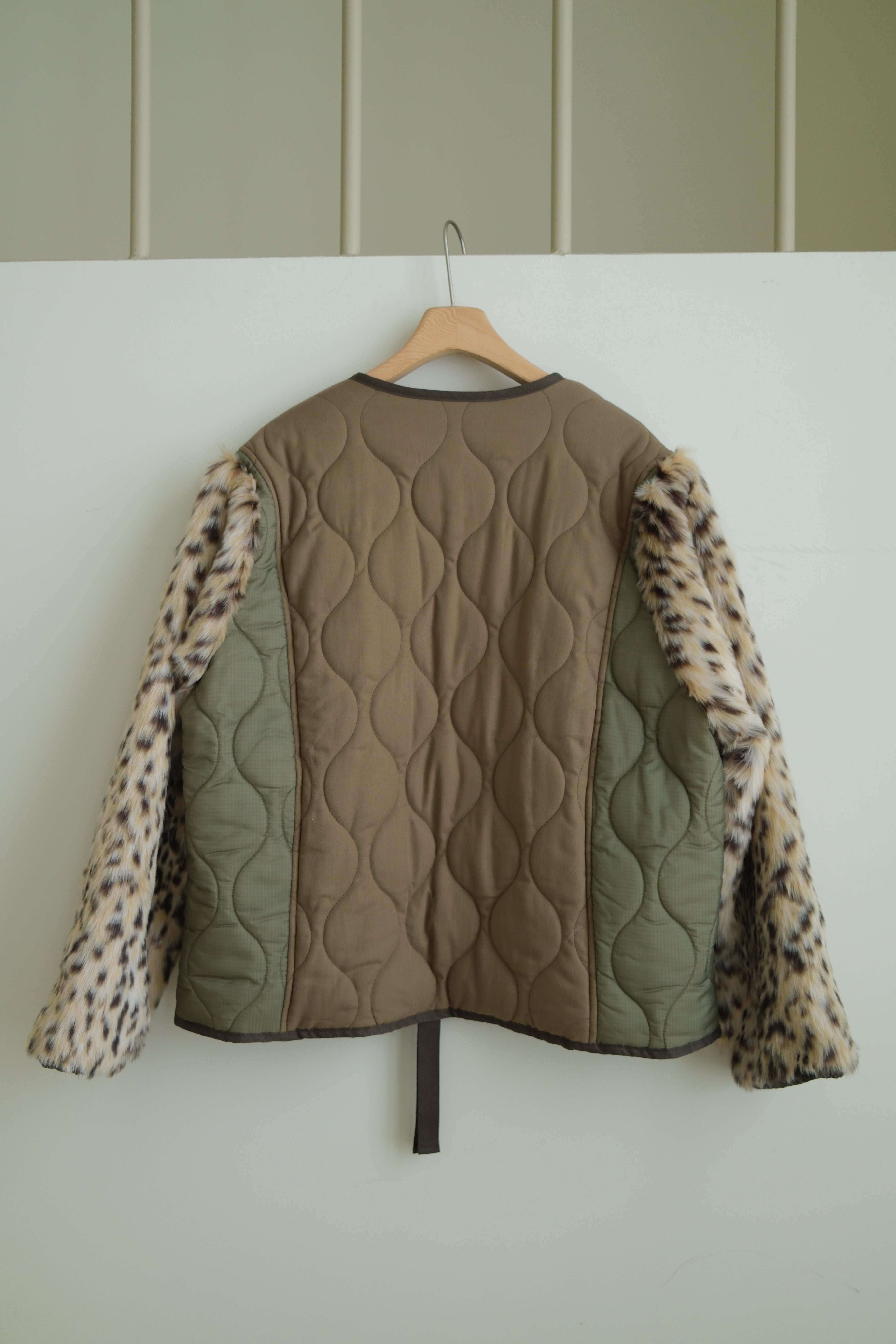 Leopard faux fur sleeve quilted jacket