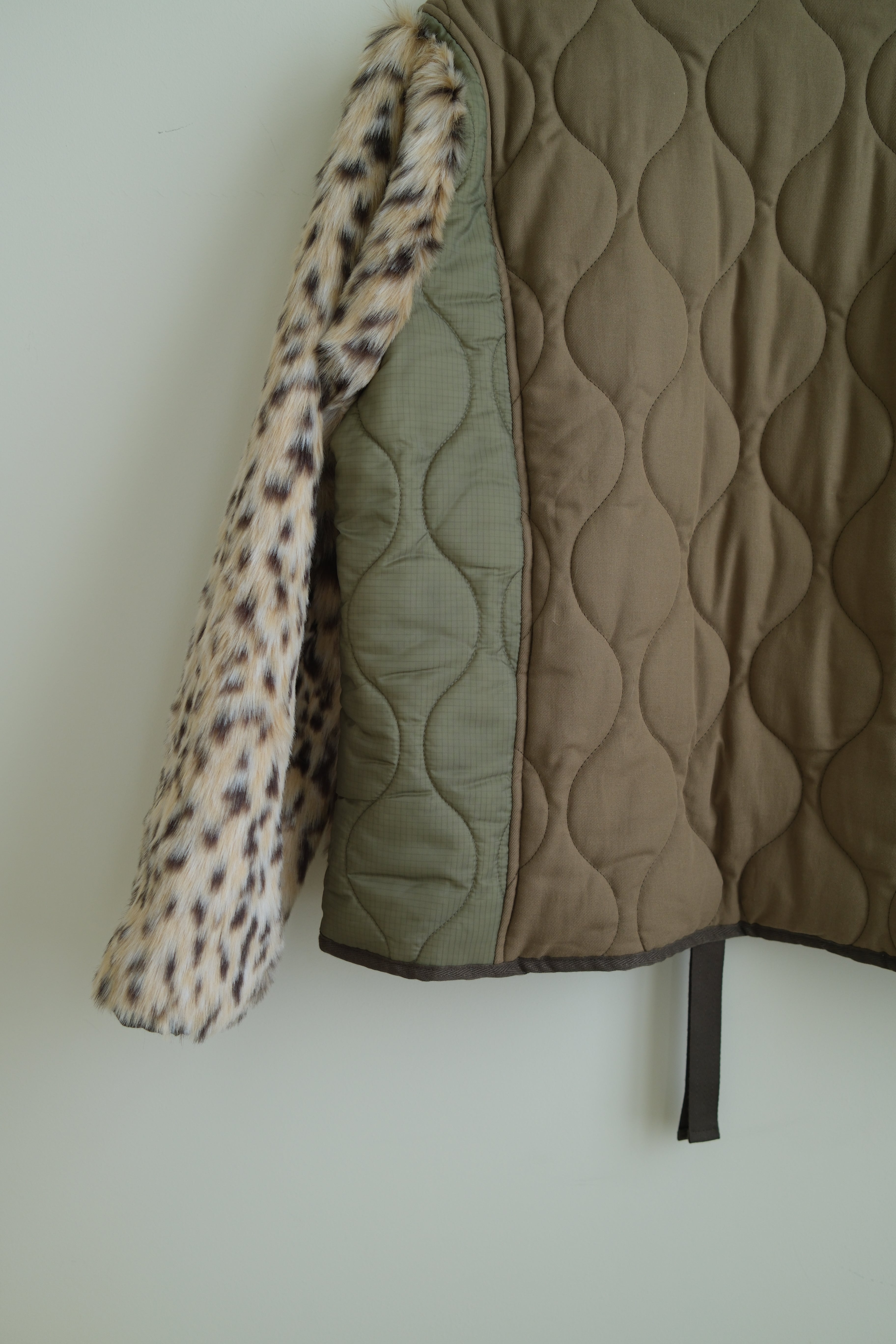 Leopard faux fur sleeve quilted jacket