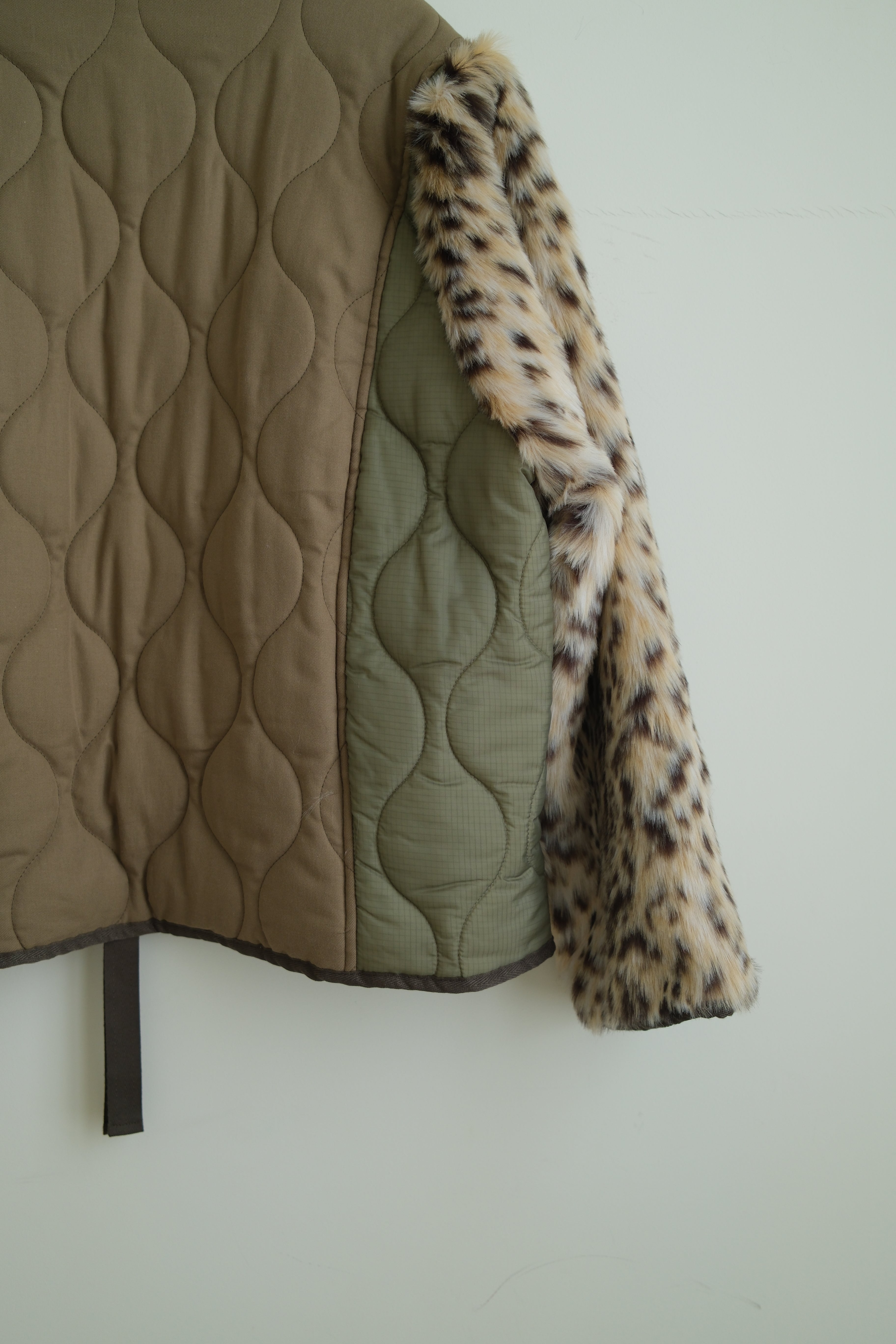 Leopard faux fur sleeve quilted jacket