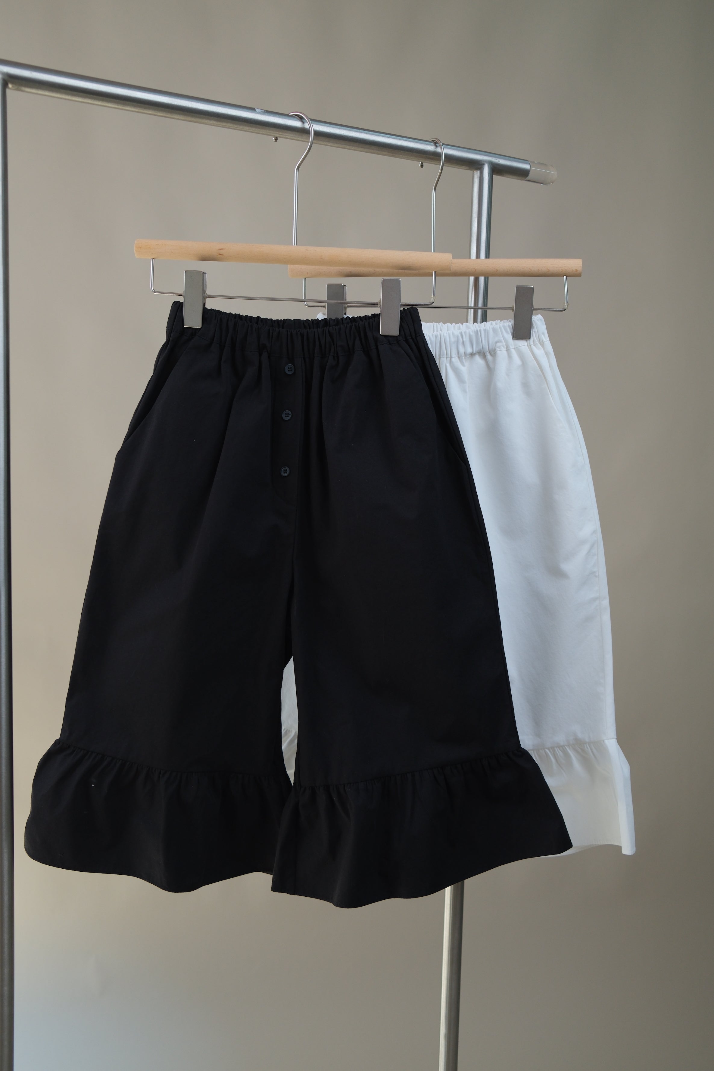 Elastic Waist Ruffle Hem Shorts