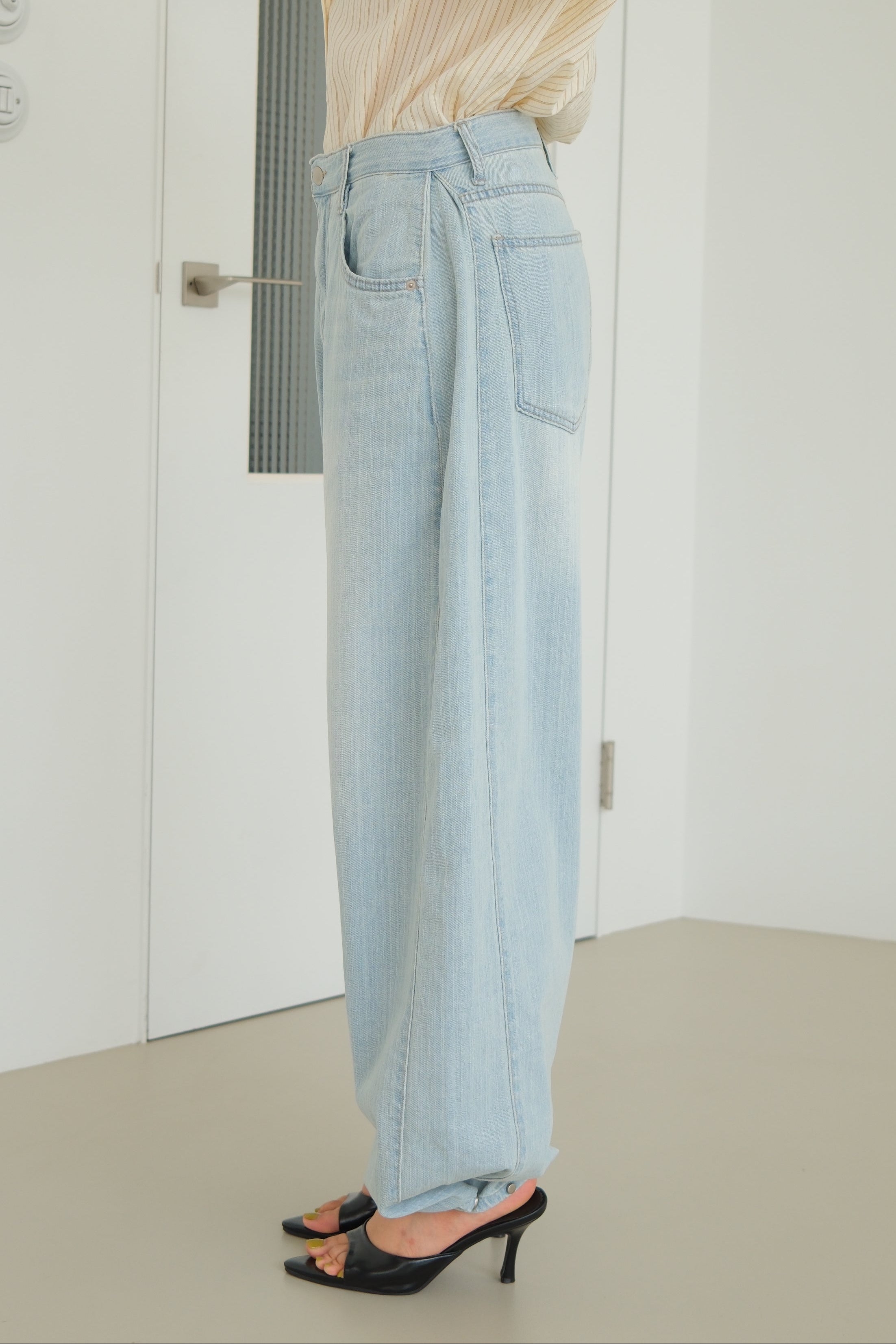 Posi Button-Detail Soft Jeans