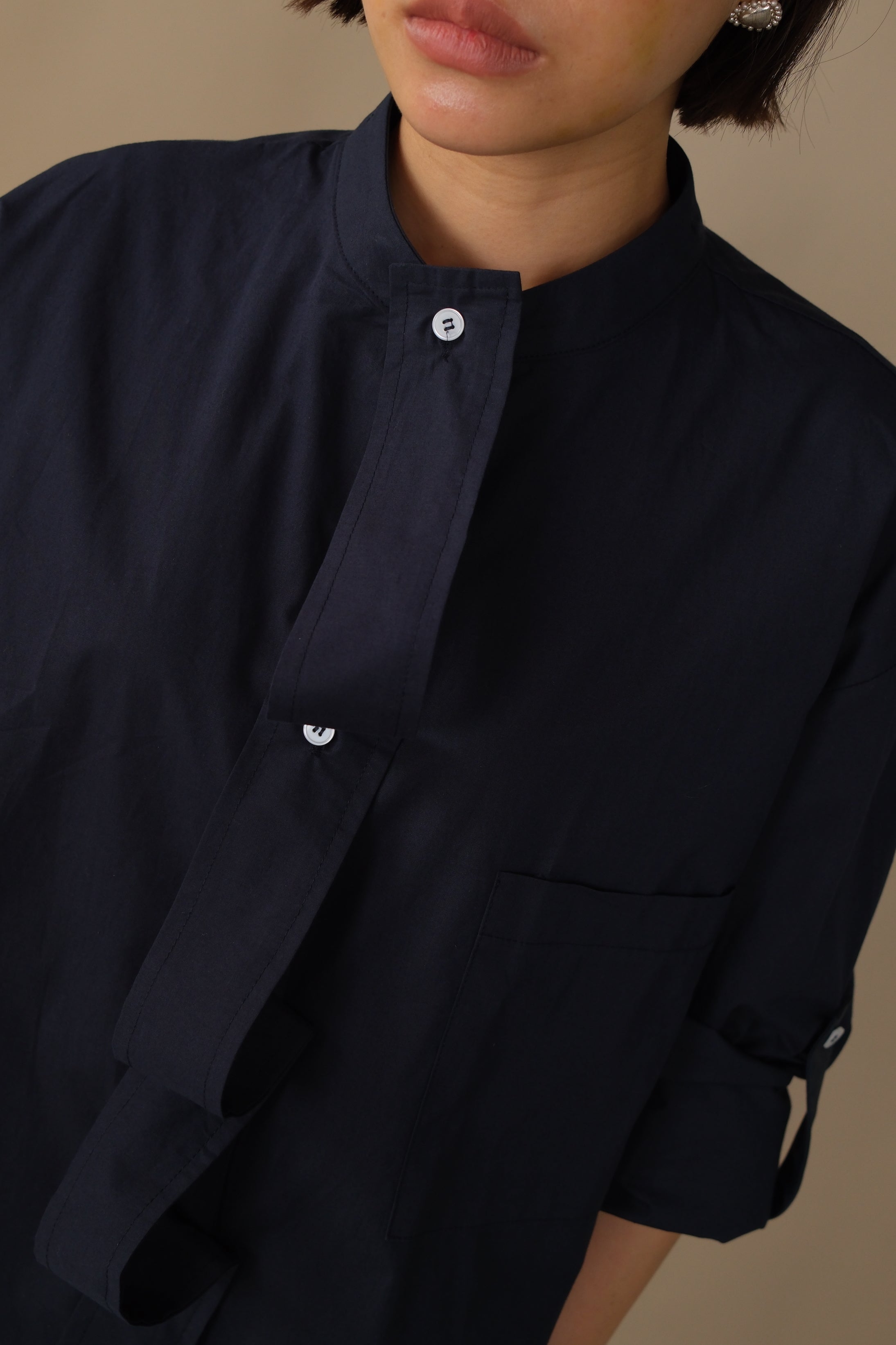 Kalm removable collar and tape shirt