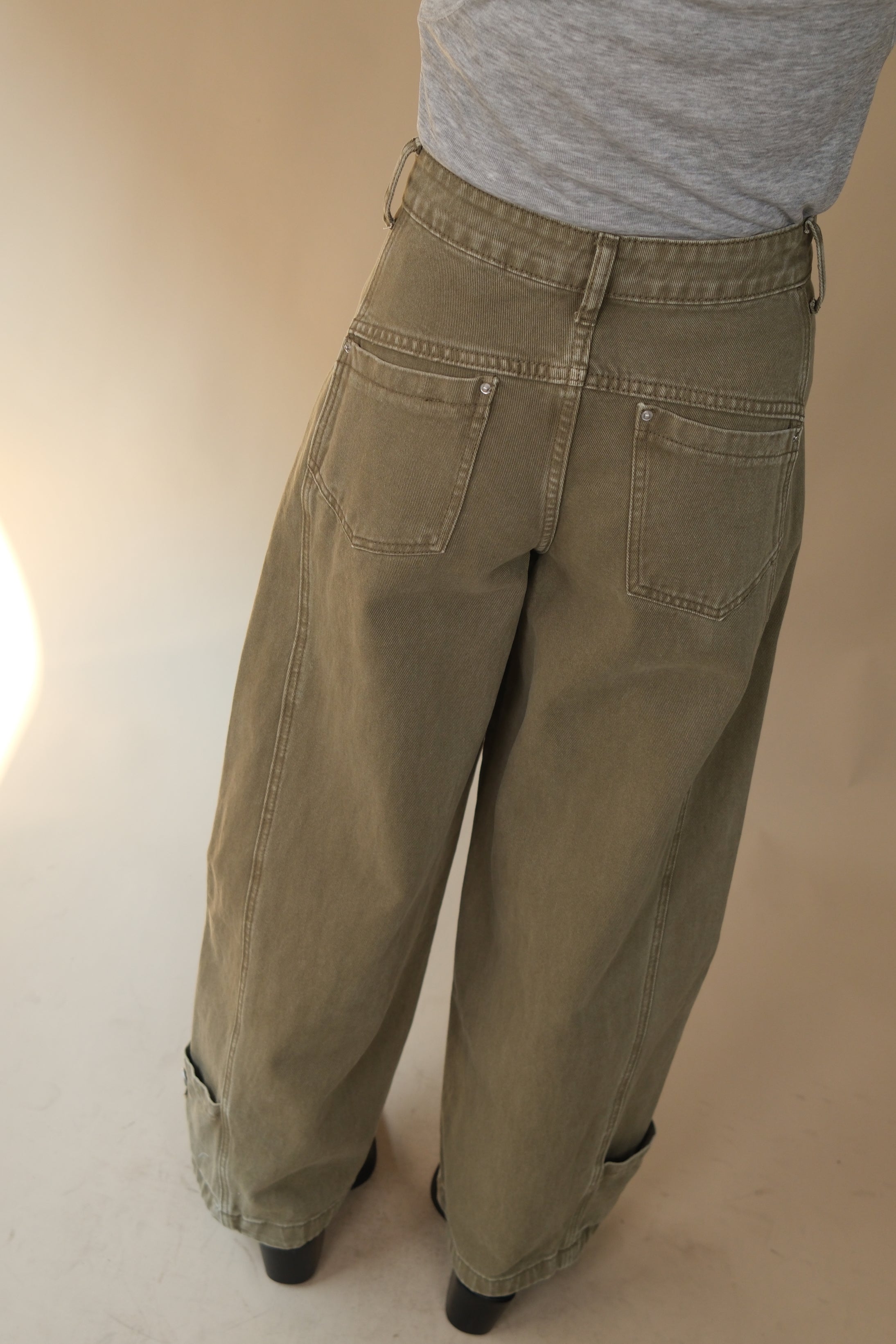 High-rise low pocket barrel jeans