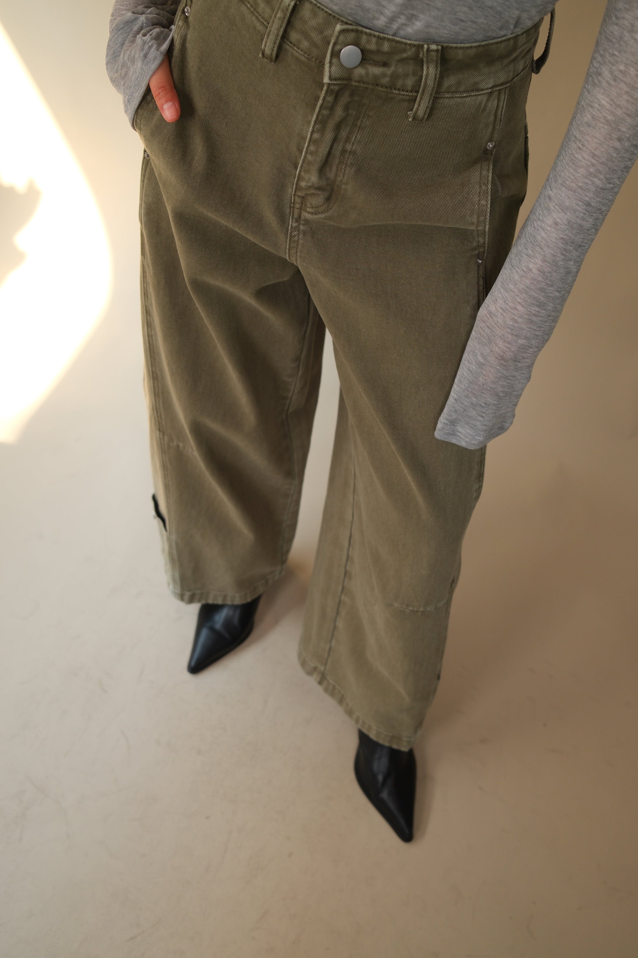 High-rise low pocket barrel jeans