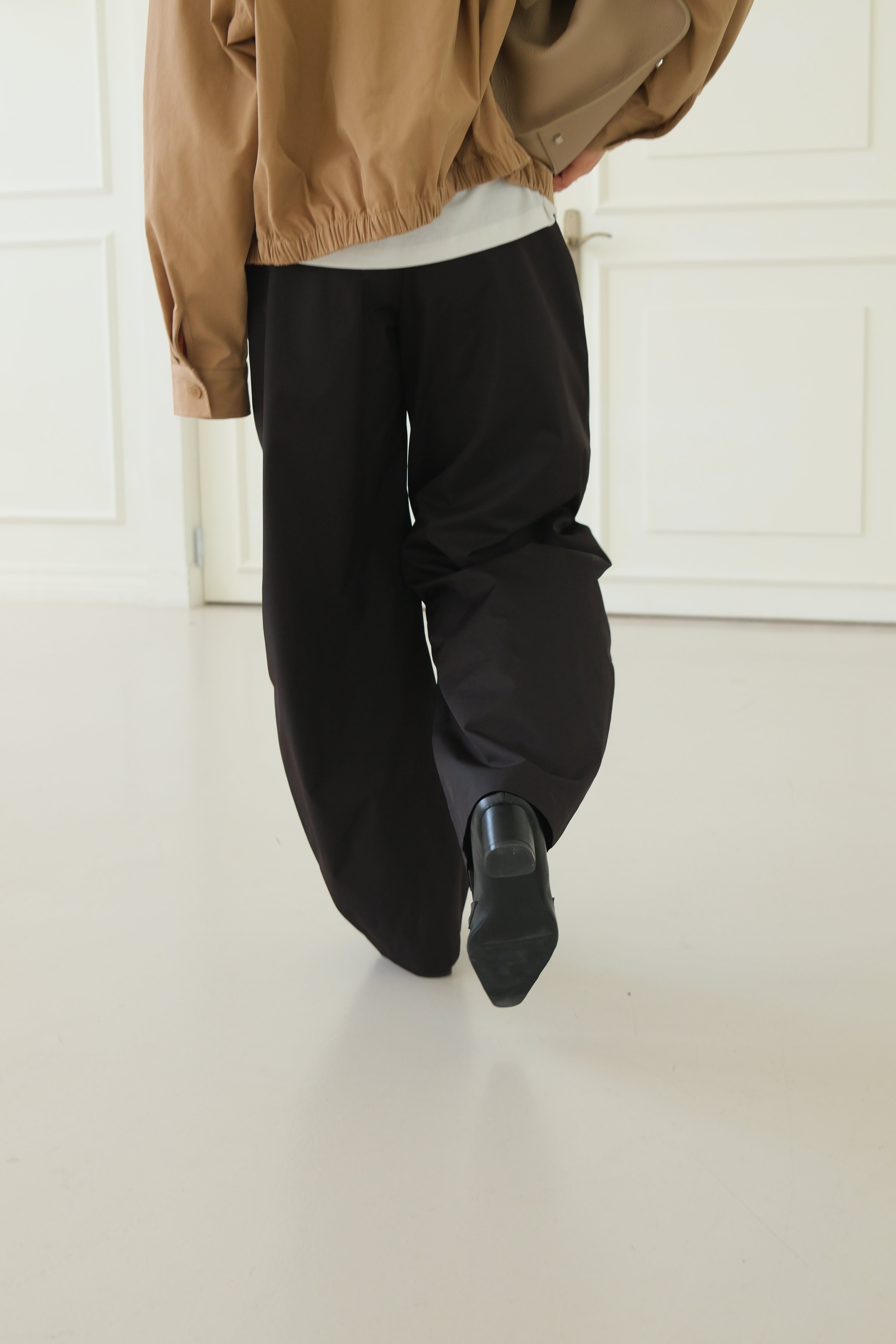 high-rise curved silhouette pants
