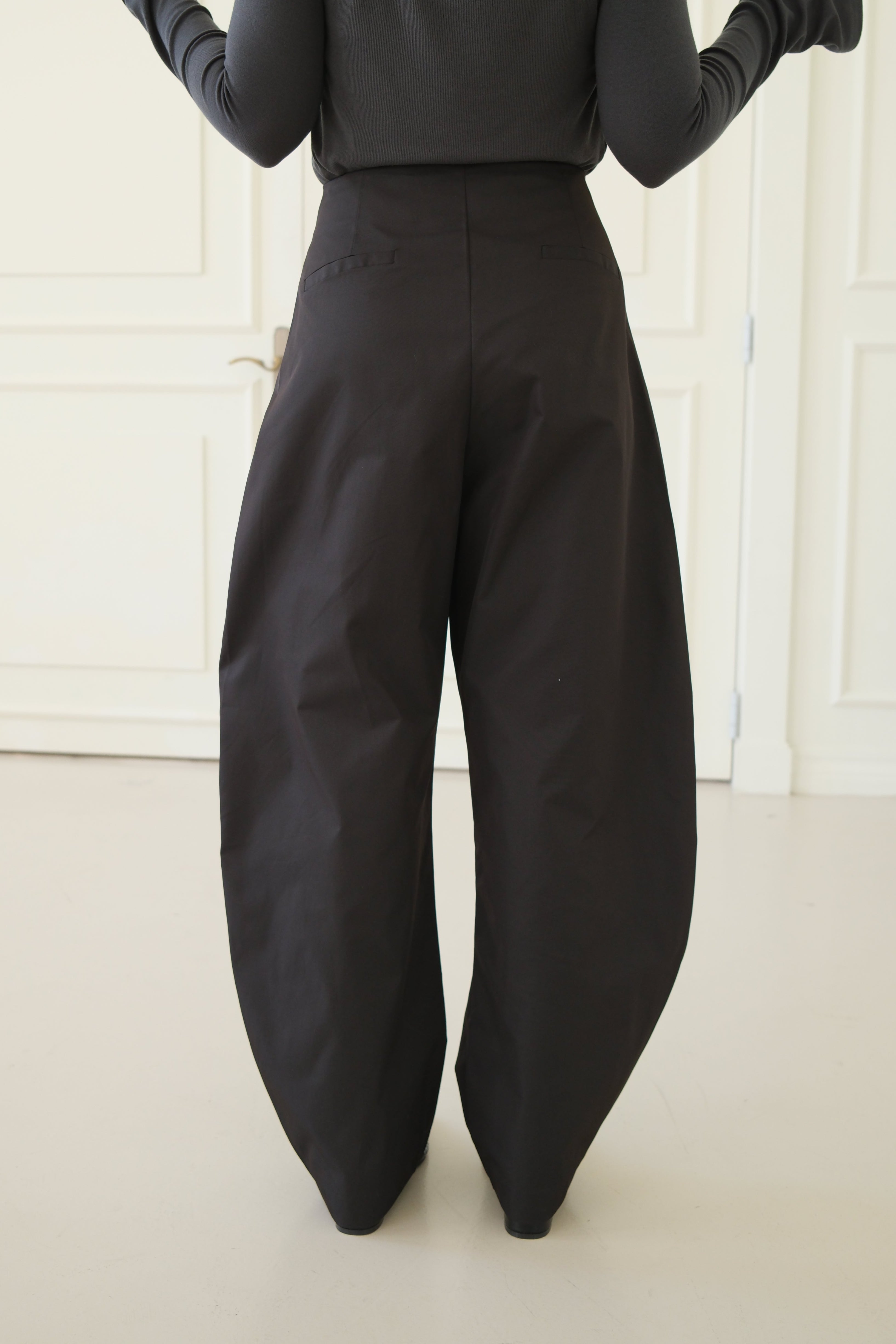 high-rise curved silhouette pants