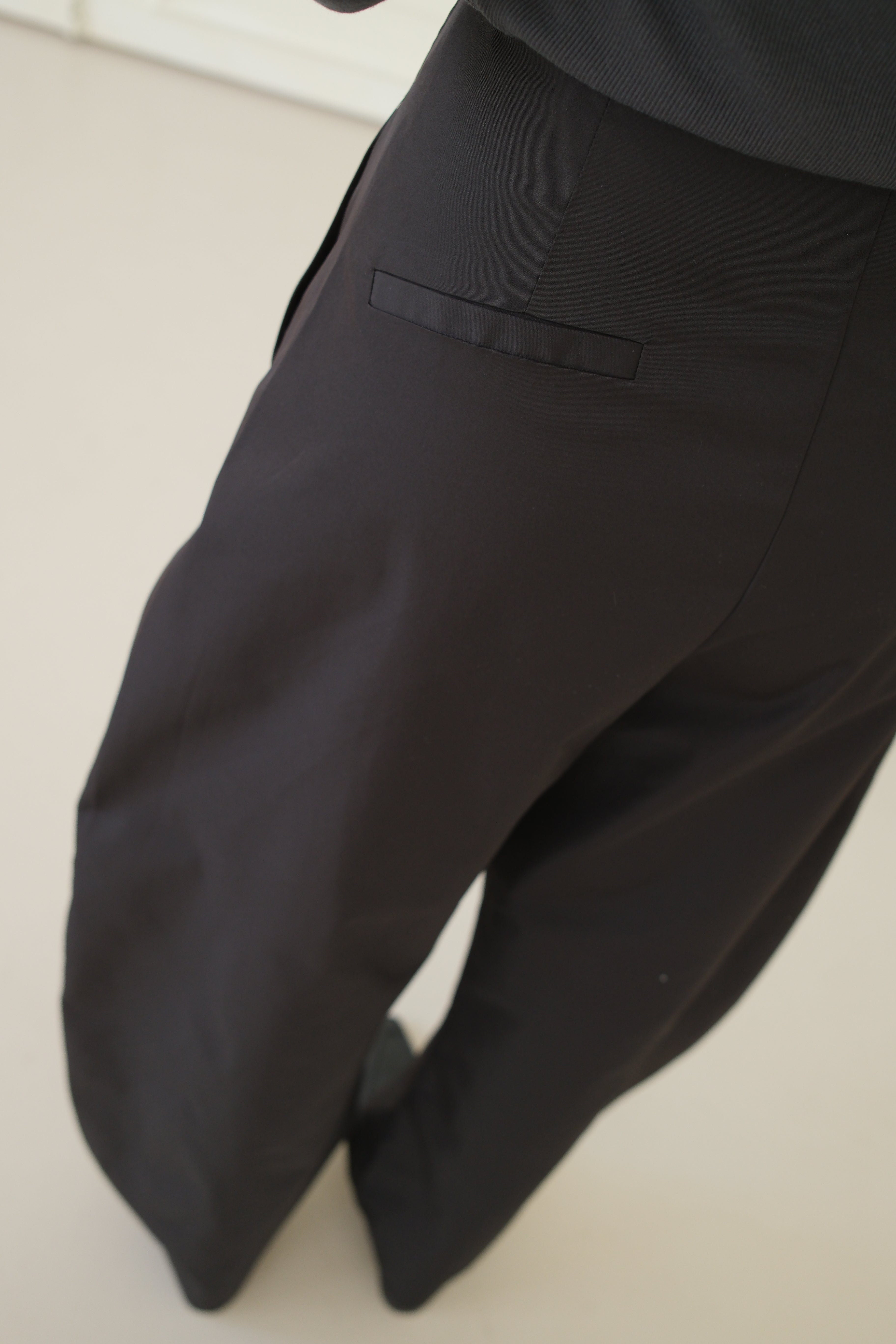 high-rise curved silhouette pants