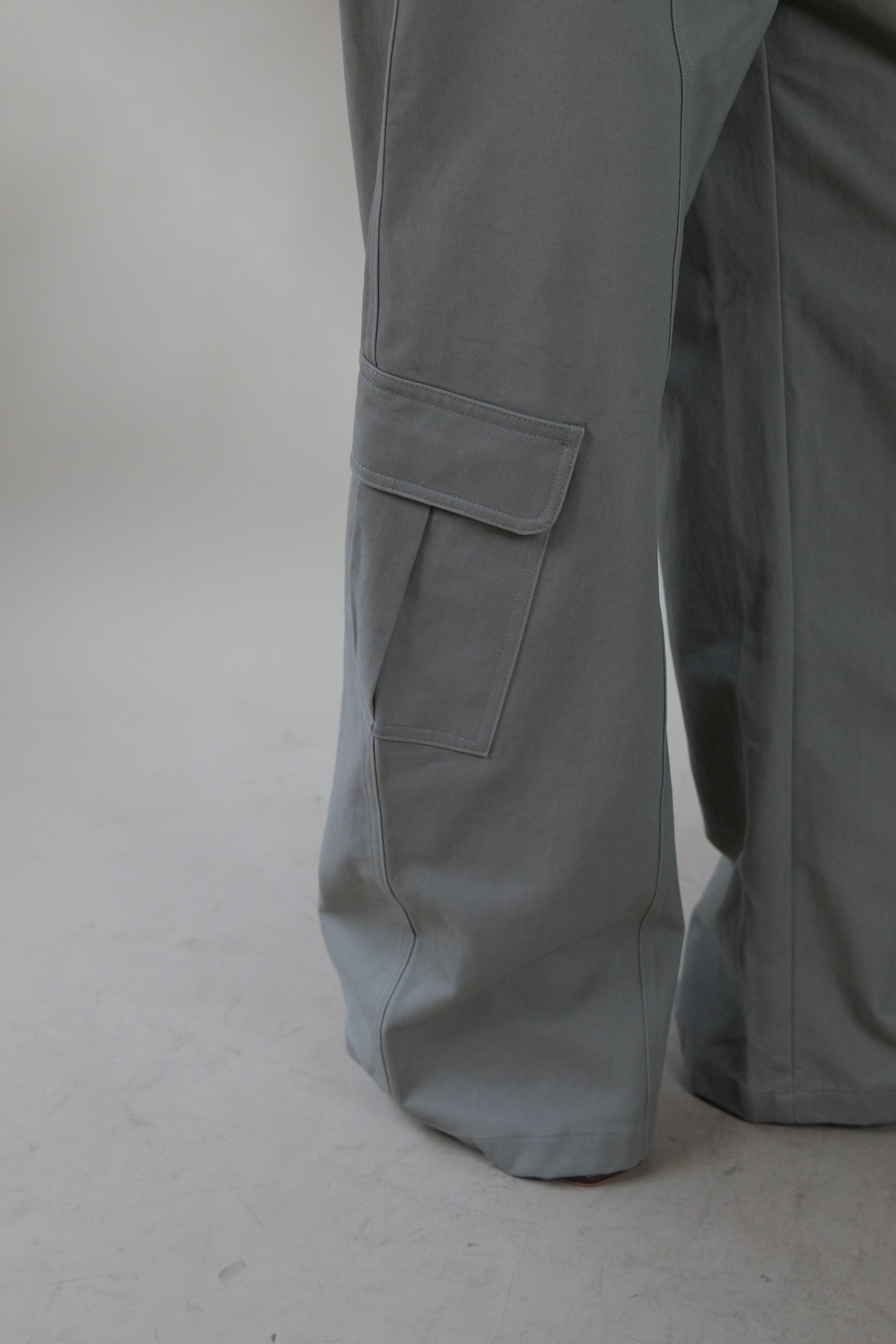 Barrel-leg cargo pocket pants