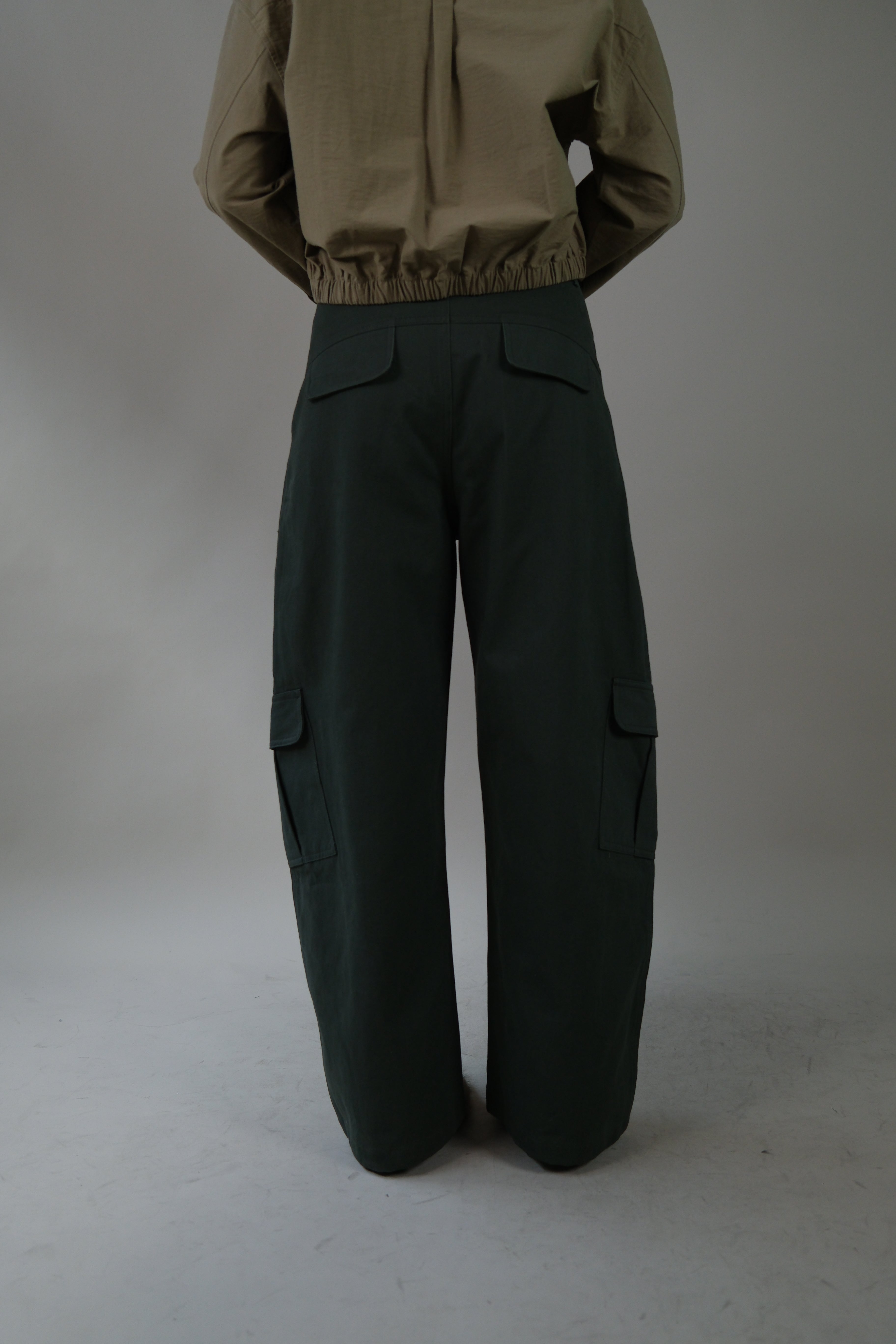 Barrel-leg cargo pocket pants