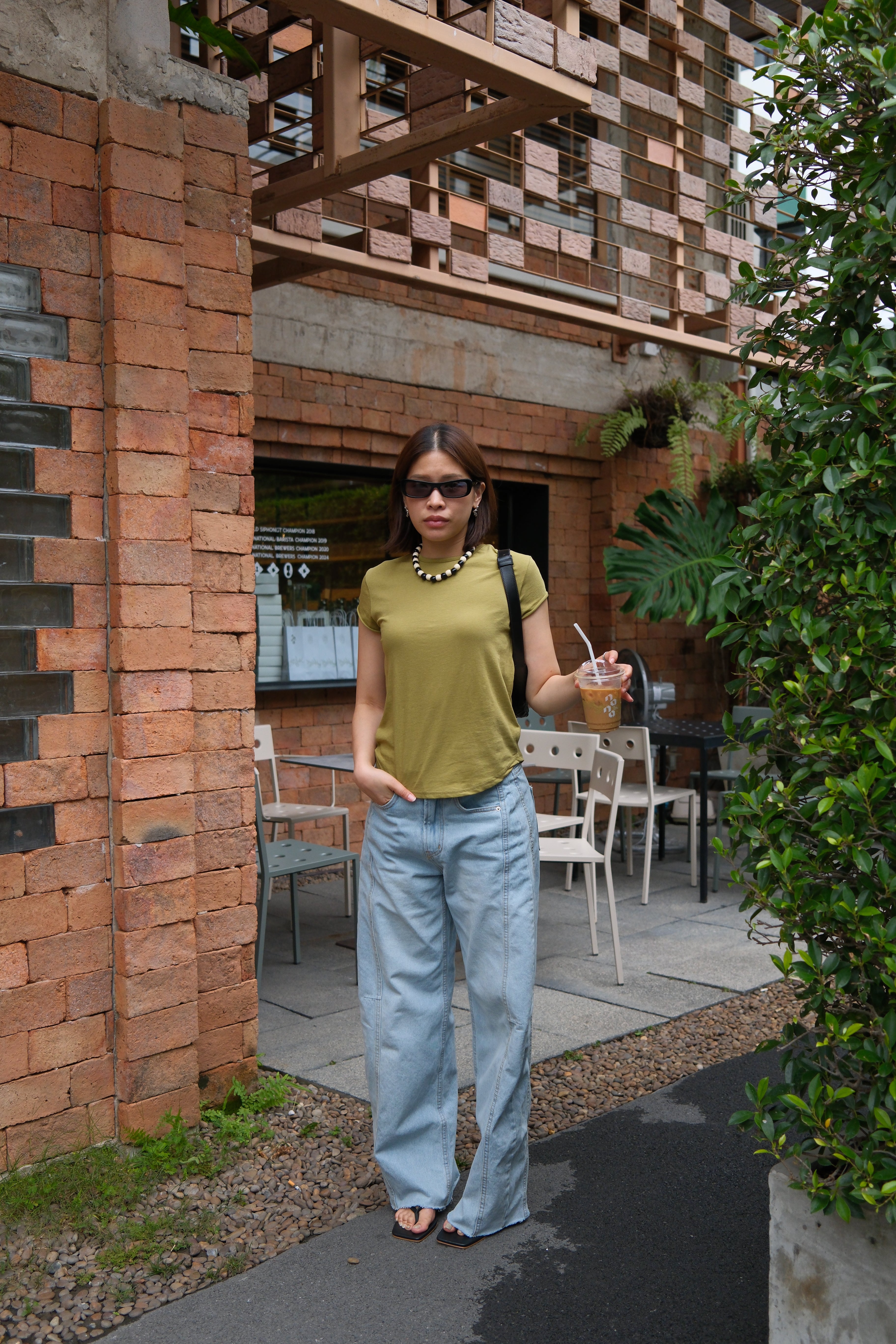 rolled-up sleeve curve tee