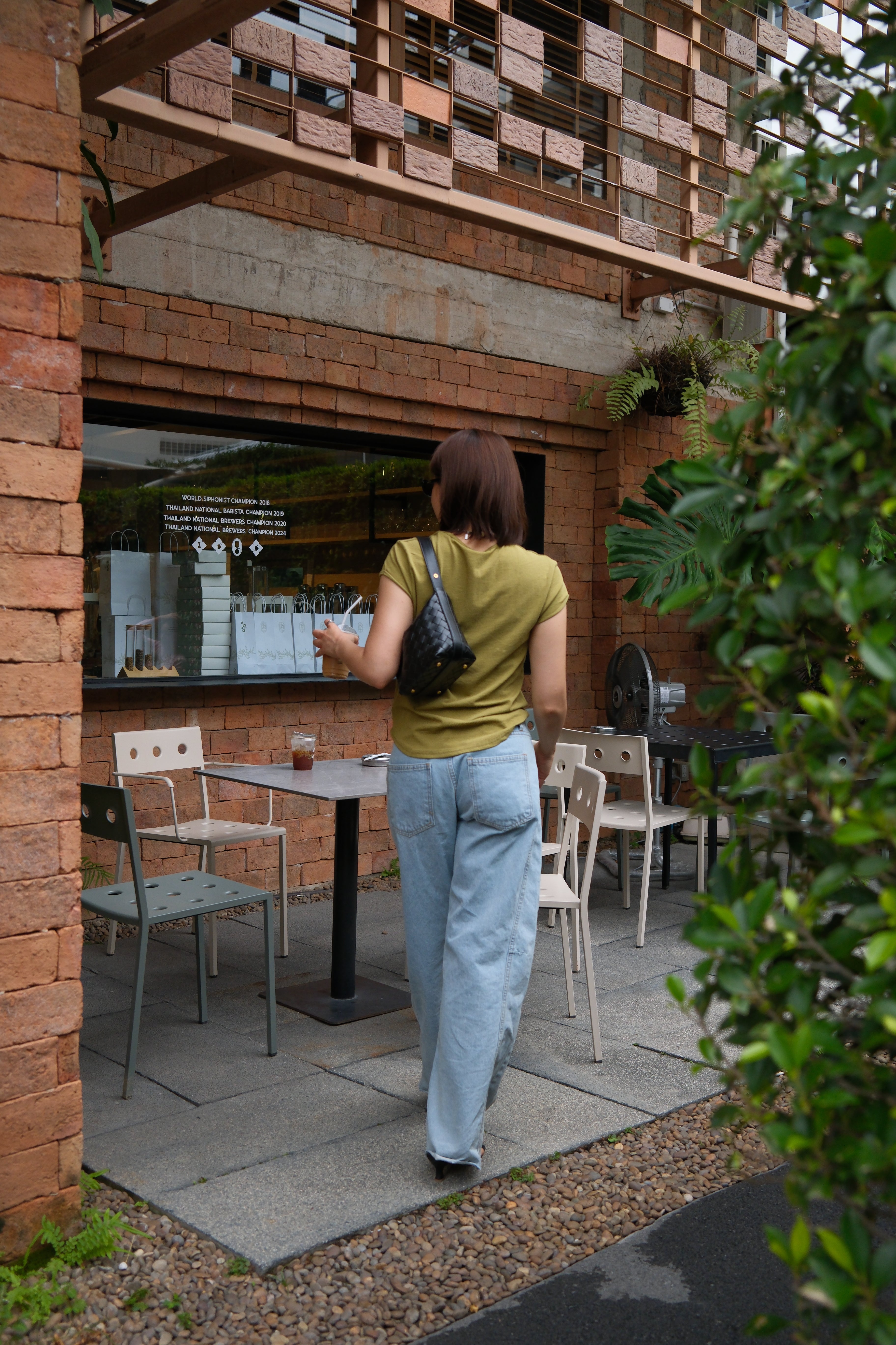 rolled-up sleeve curve tee
