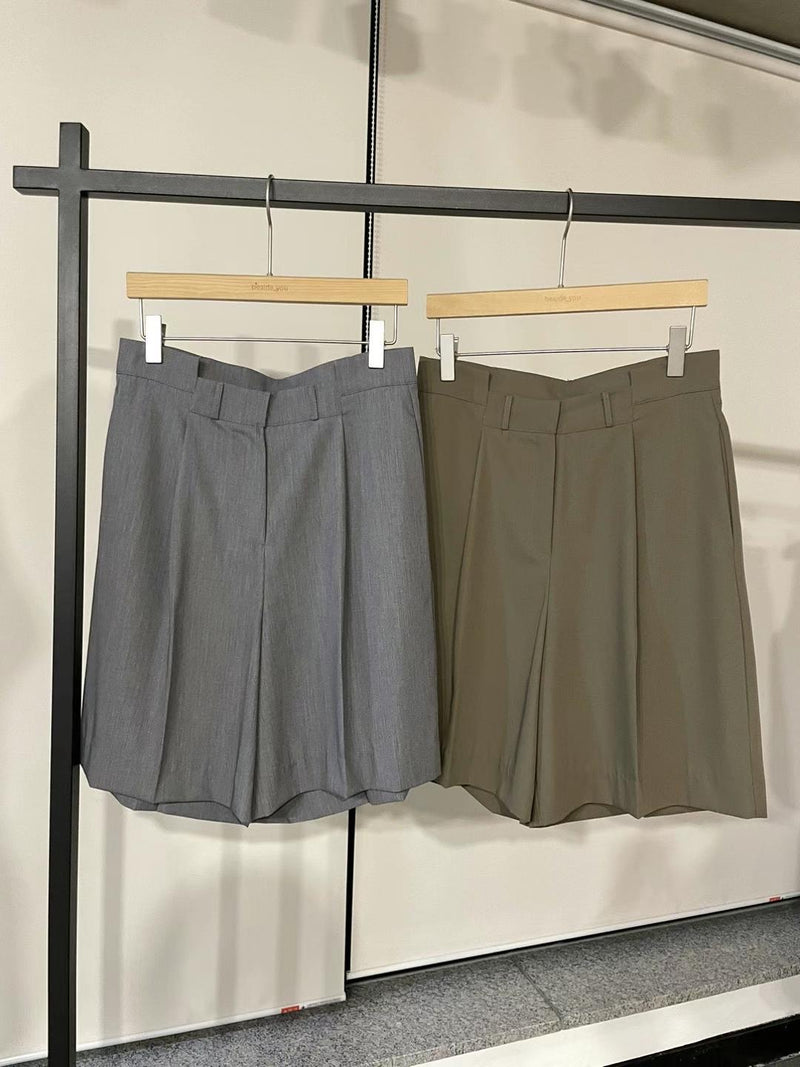 Cutoff waistband pleated shorts