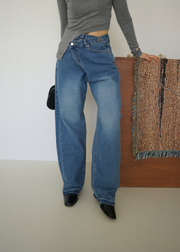 Frayed hem crossover jeans