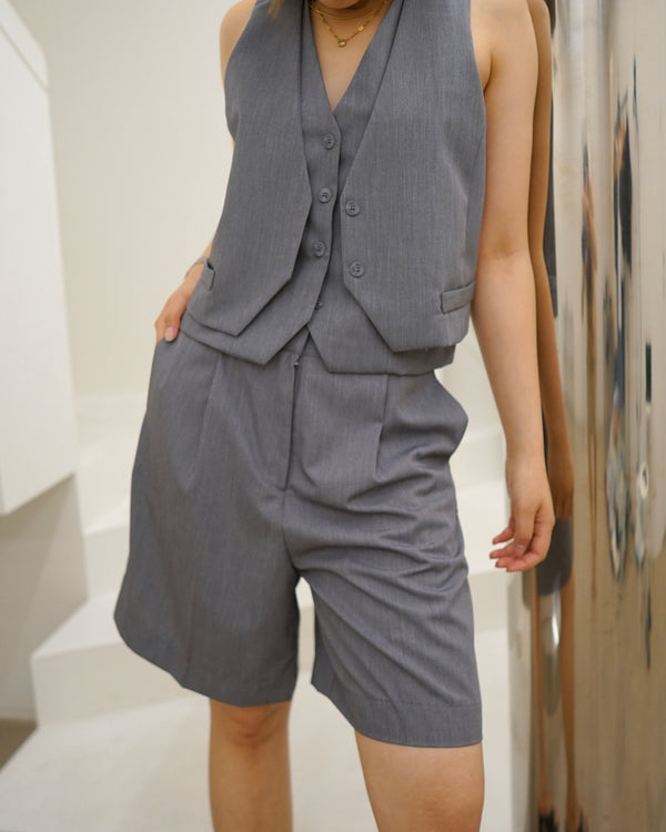 Cutoff waistband pleated shorts