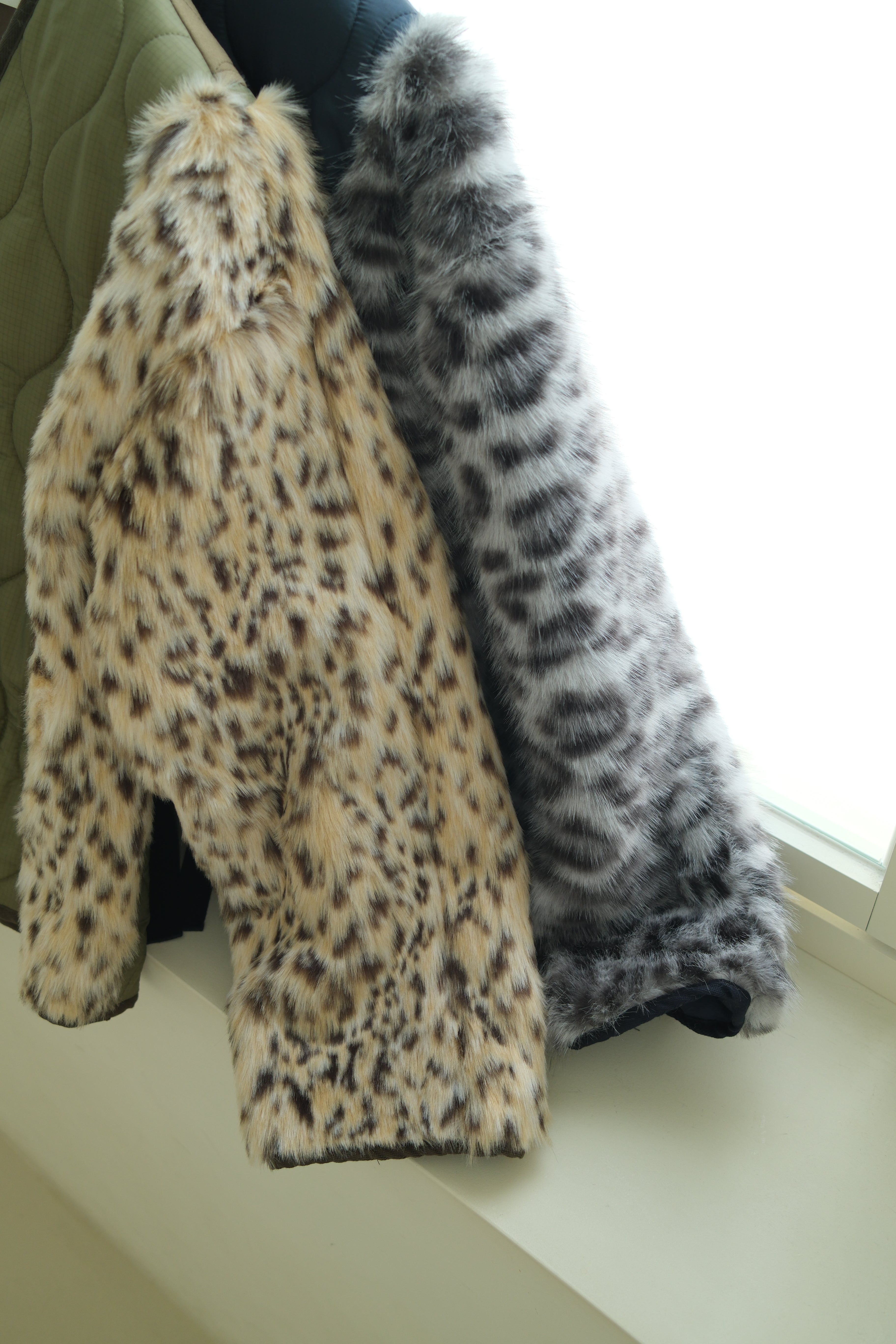 Leopard faux fur sleeve quilted jacket
