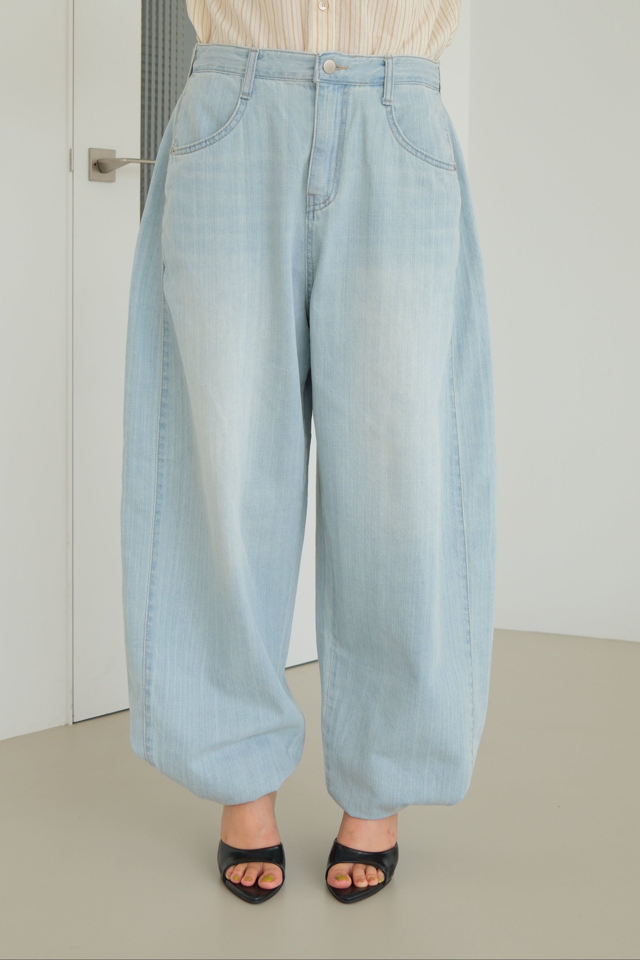 Posi Button-Detail Soft Jeans