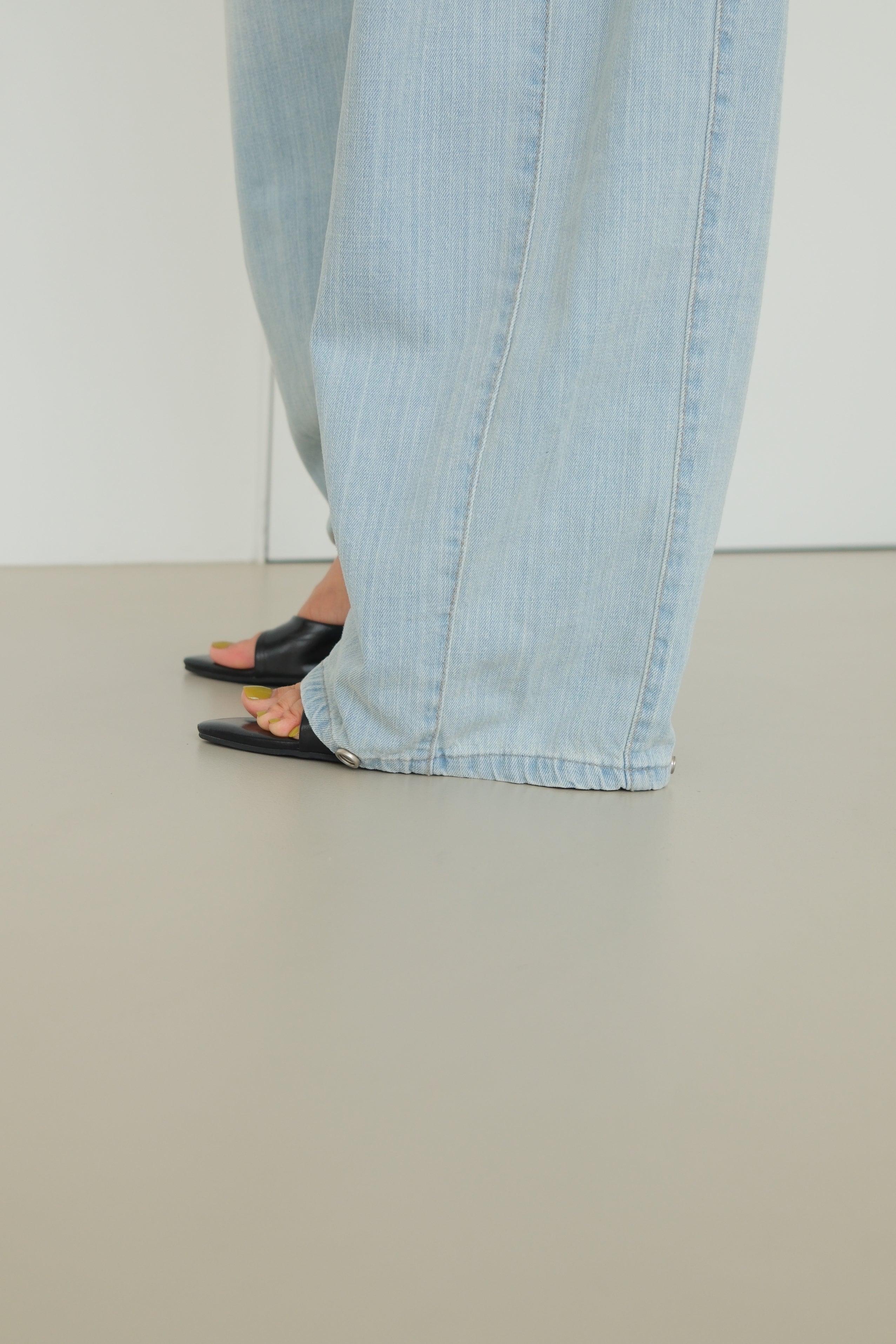 Posi Button-Detail Soft Jeans