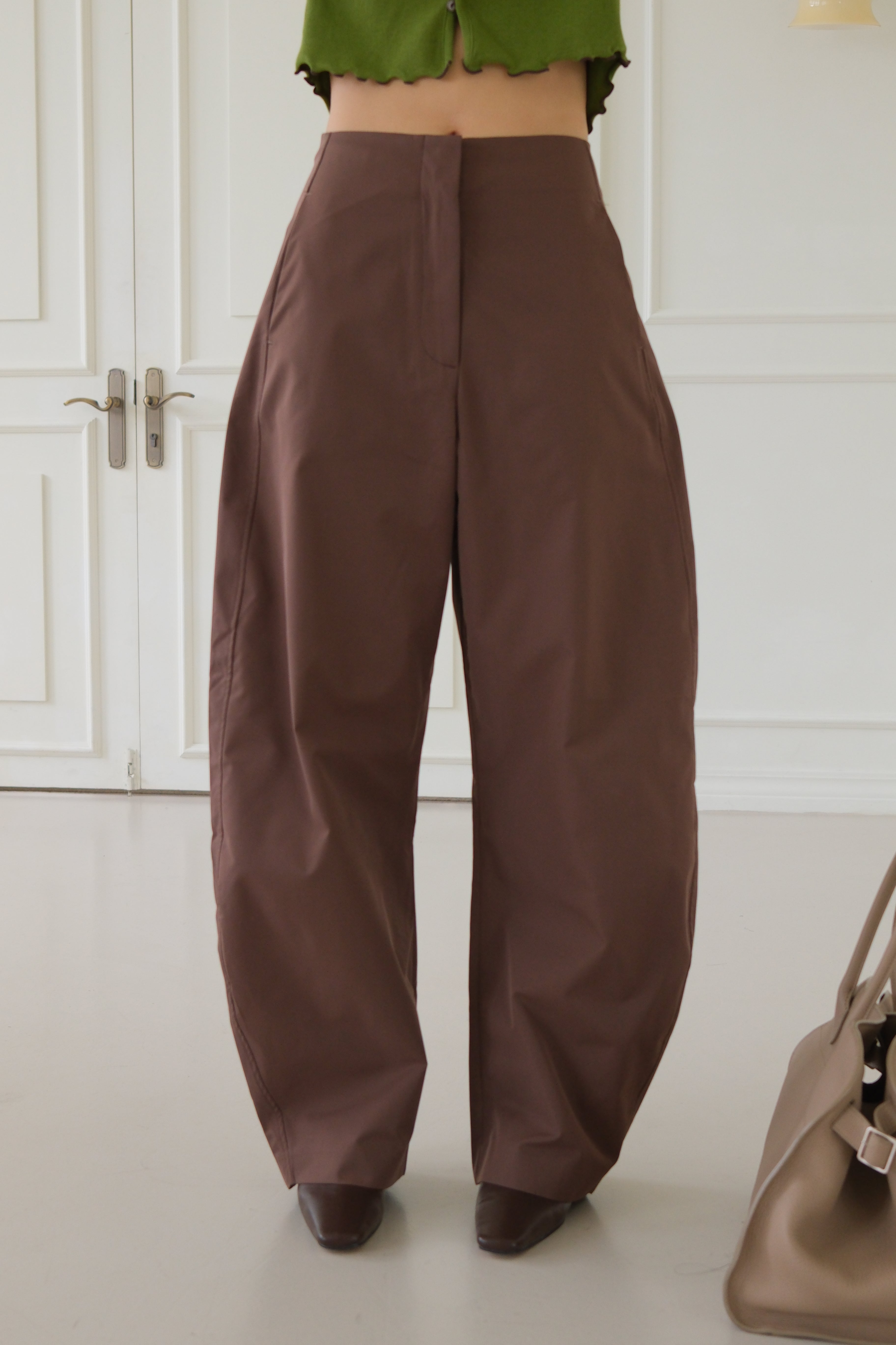 high-rise curved silhouette pants