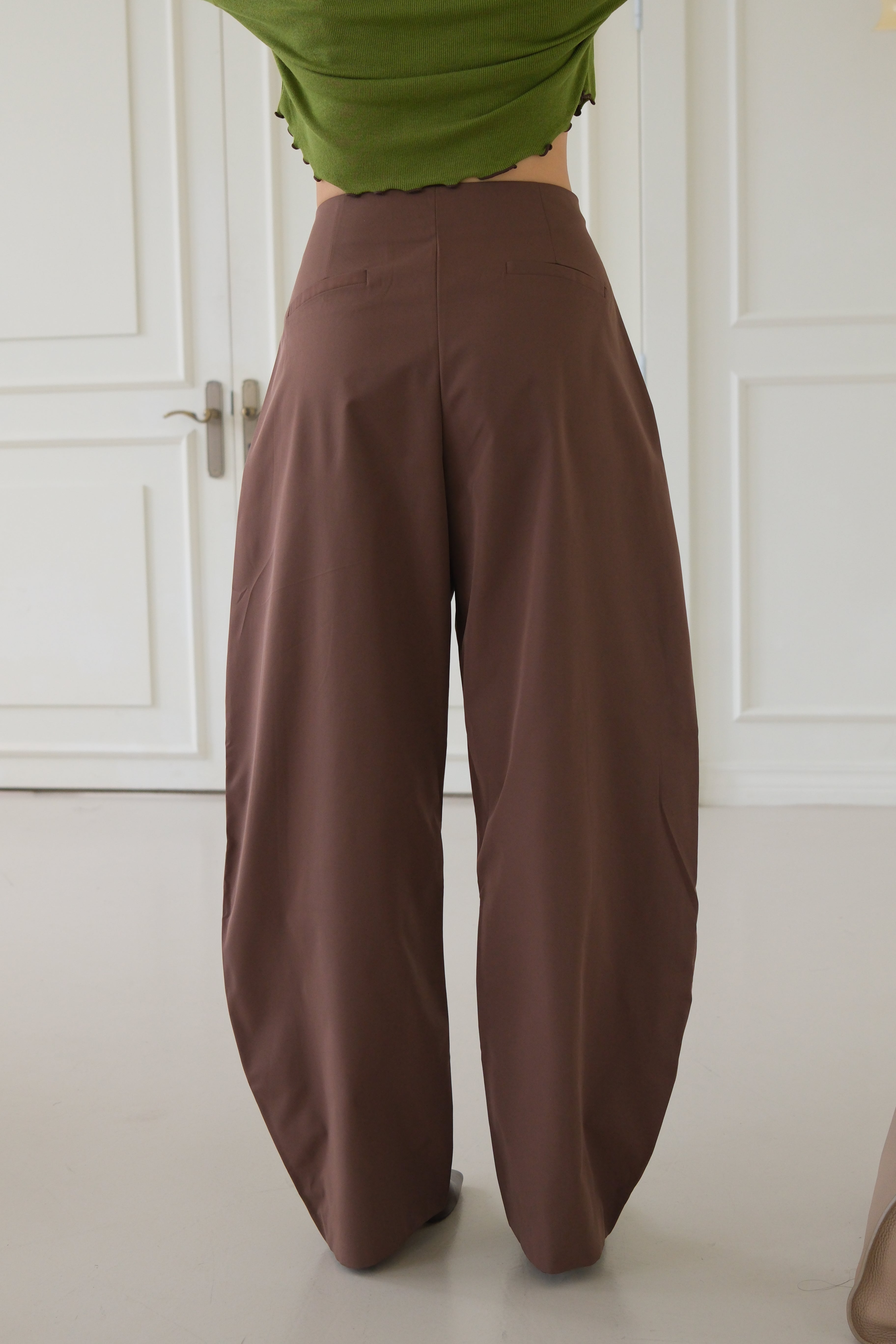 high-rise curved silhouette pants