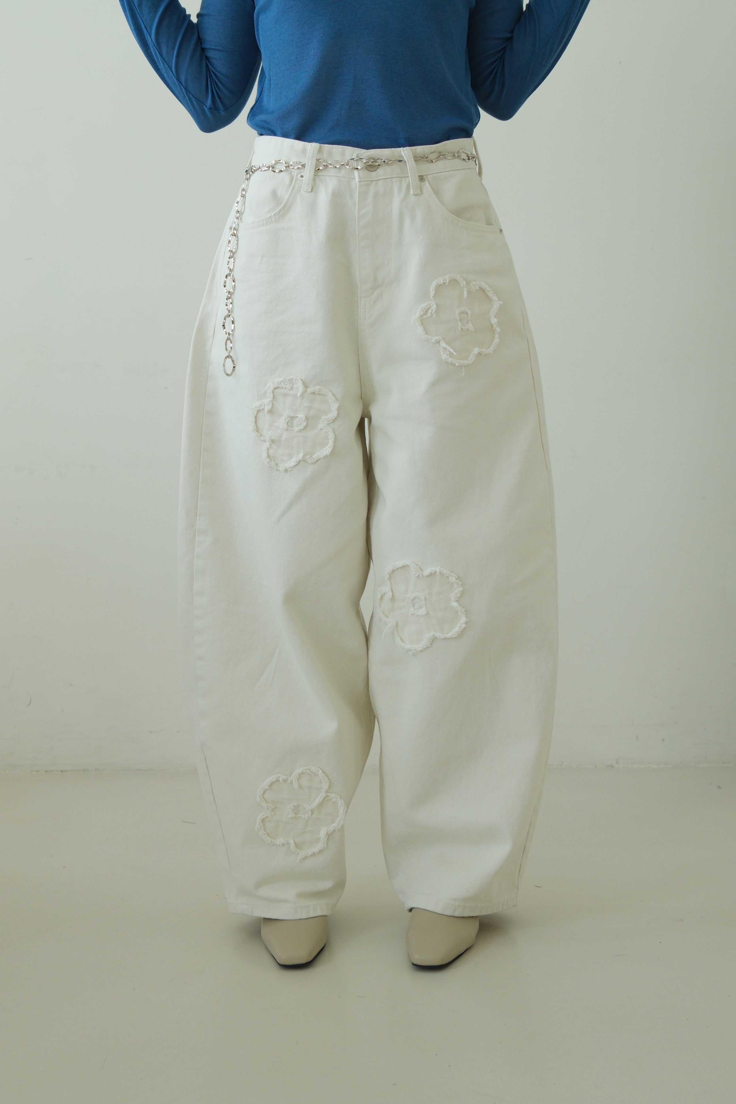 Tonal Embroidered Balloon Jeans