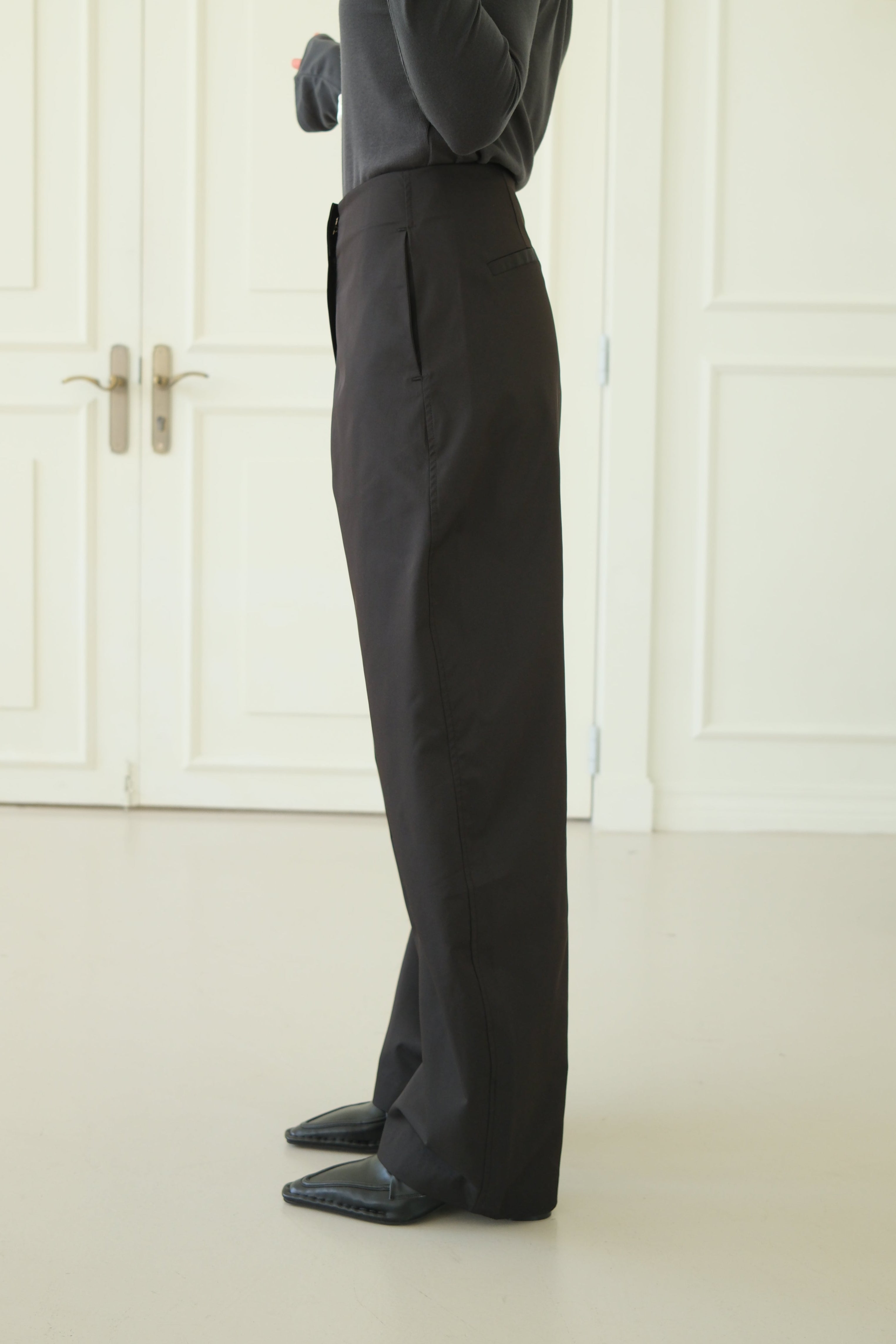 high-rise curved silhouette pants