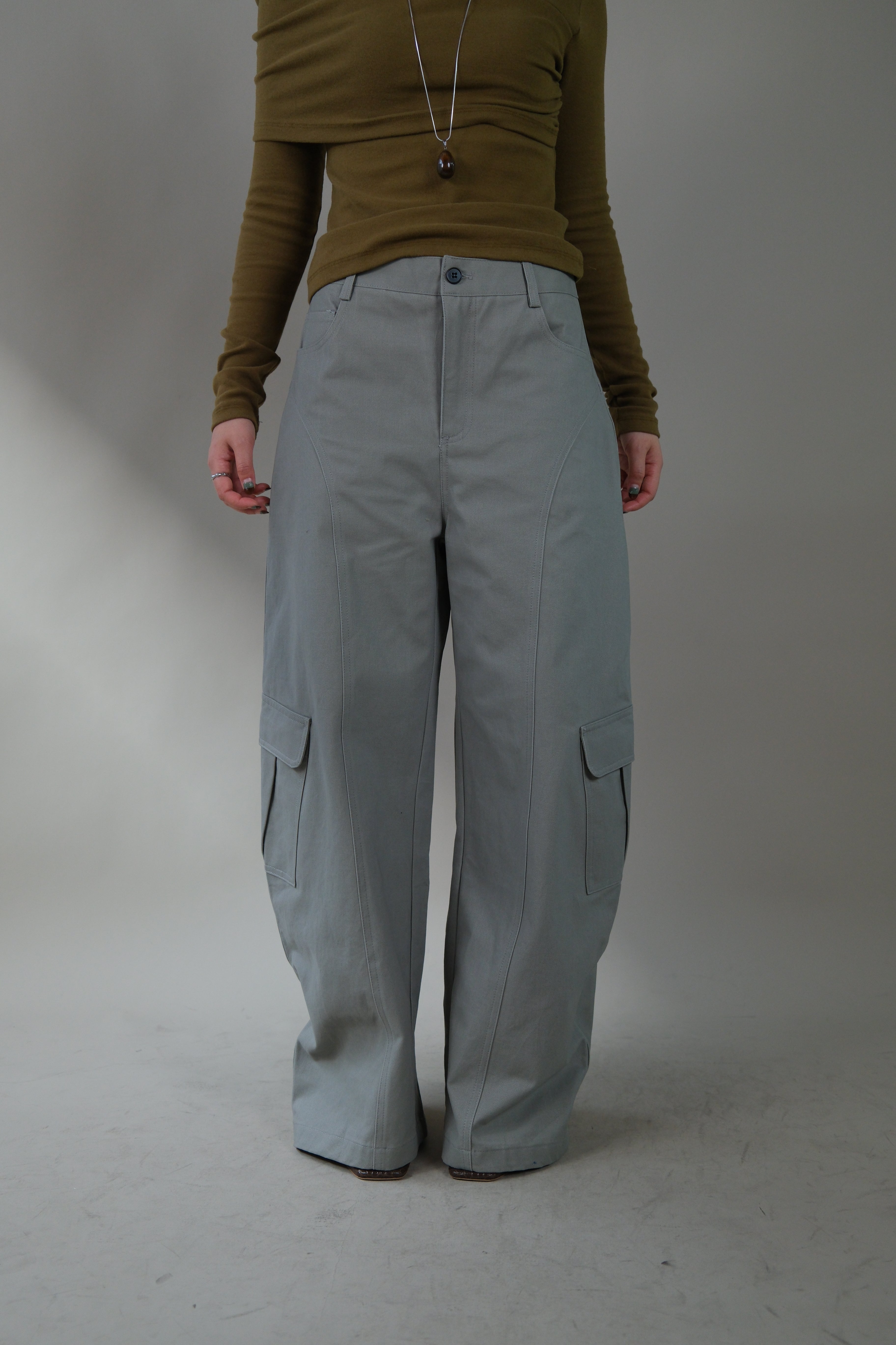 Barrel-leg cargo pocket pants