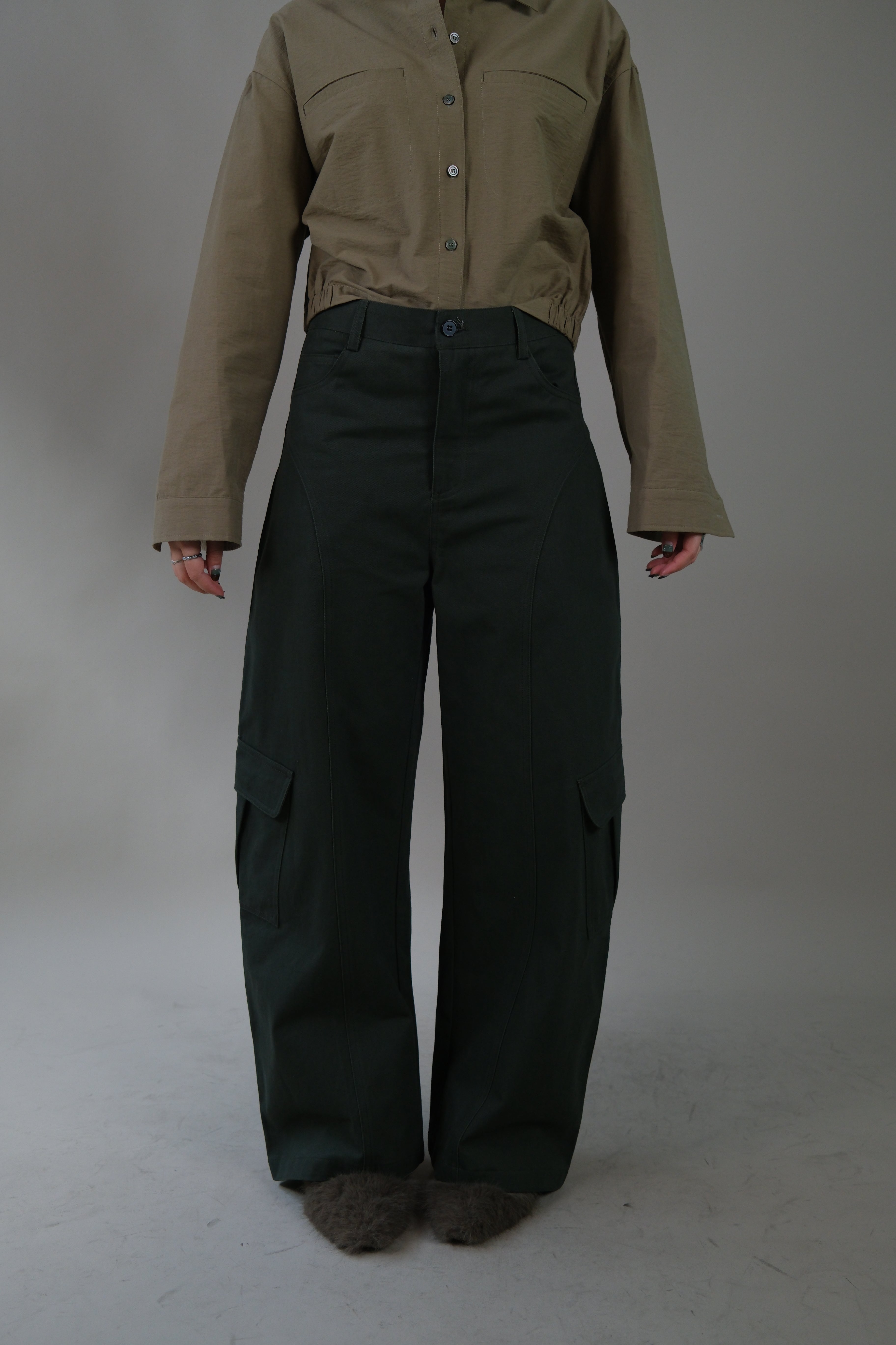 Barrel-leg cargo pocket pants
