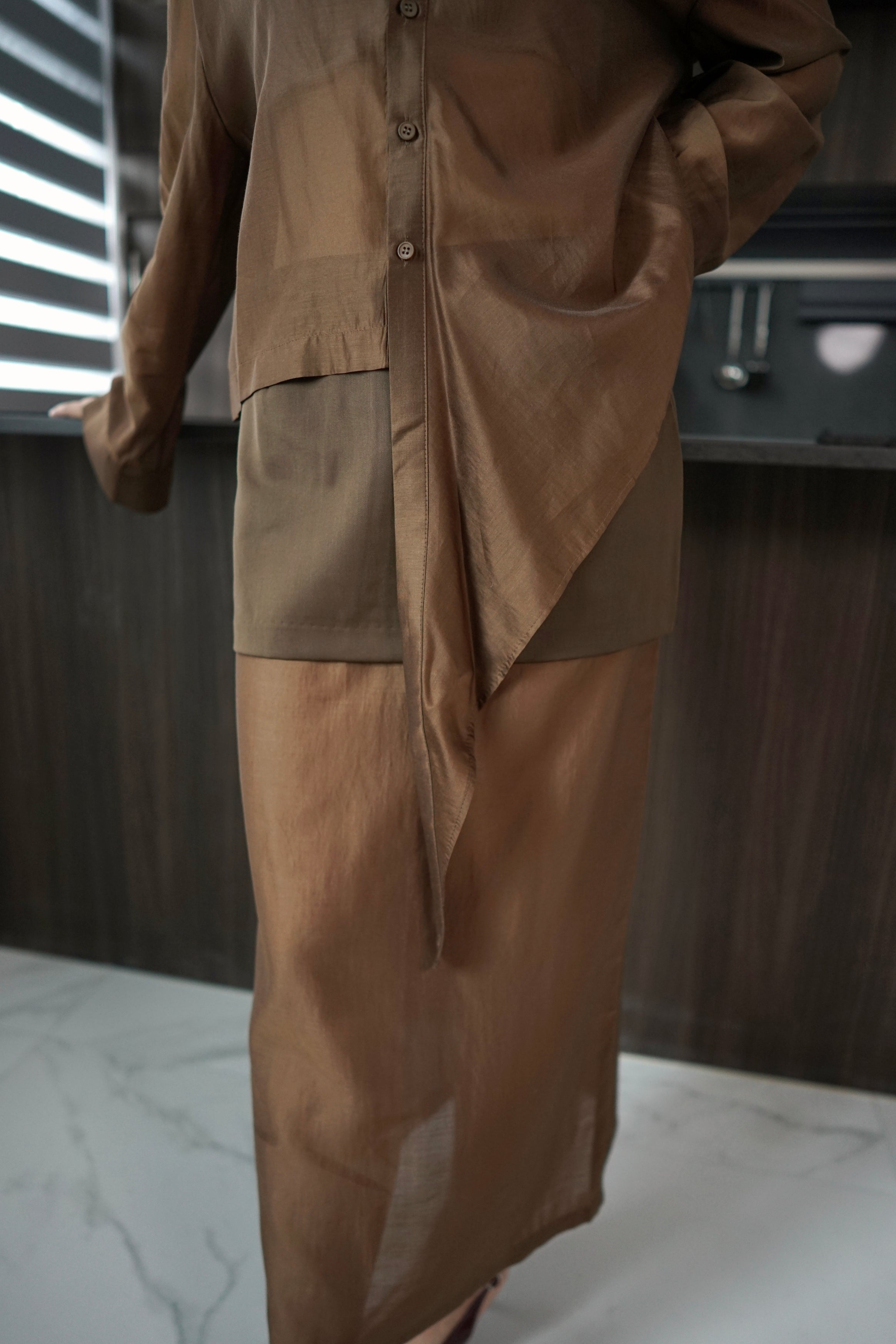 klony sheer unbalance crop shirt
